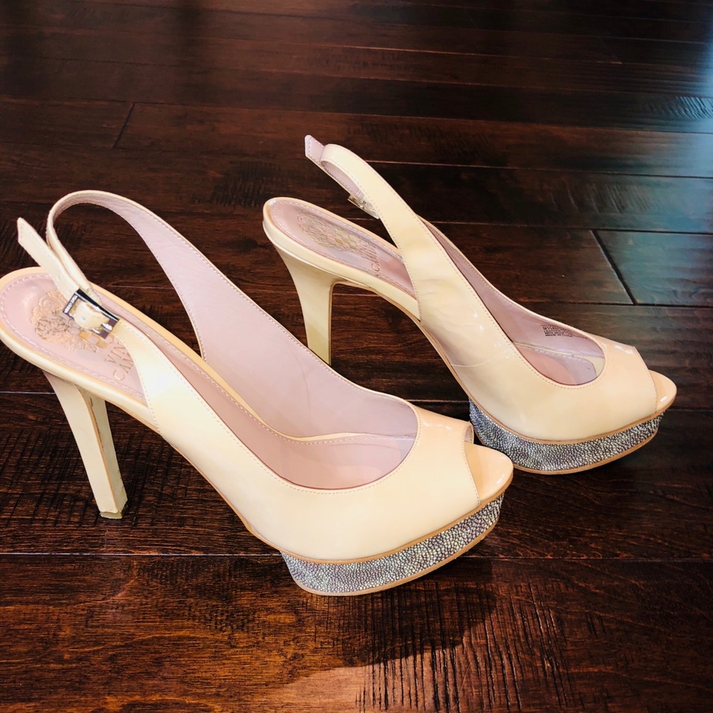 VINCE CAMUTO VC LEALA PLATFORM HEELS